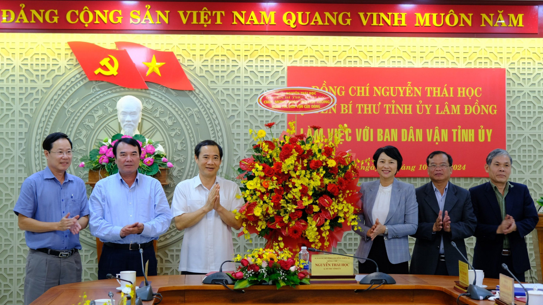 Quyền Bí thư Tỉnh ủy Lâm Đồng Nguyễn Thái Học tặng hoa chúc mừng Ban Dân vận Tỉnh ủy nhân kỷ niệm 94 năm Ngày truyền thống công tác dân vận của Đảng (15/10/1930 - 15/10/2024)