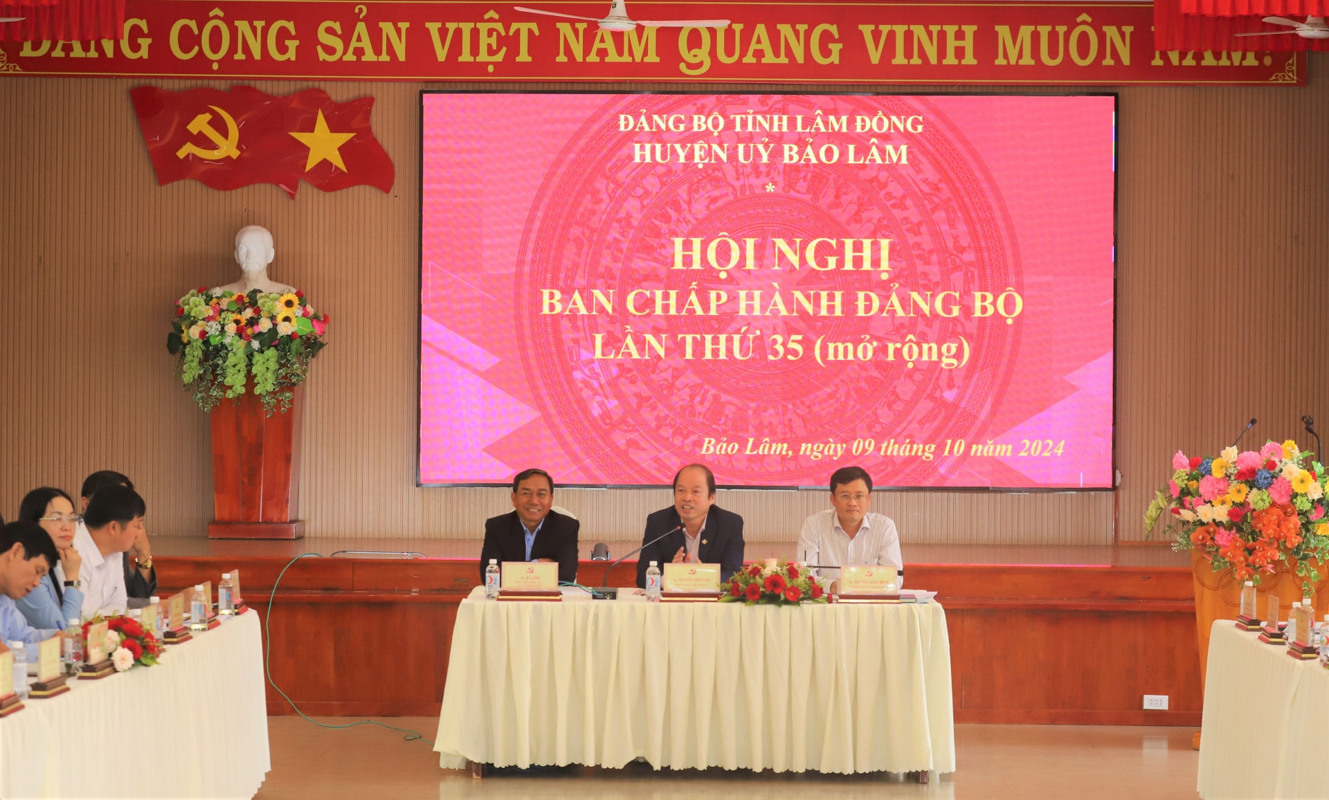 Các đồng chí Thường trực Huyện ủy Bảo Lâm chủ trì hội nghị