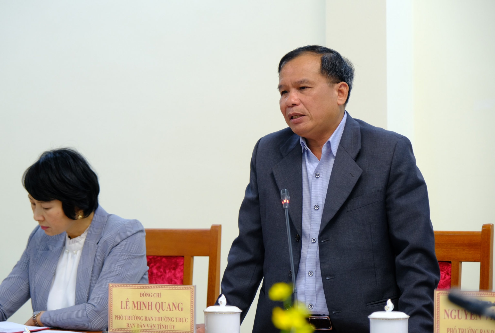 Đồng chí Lê Minh Quang - Phó Trưởng ban Thường trực Ban Dân vận Tỉnh ủy báo cáo những điểm nổi bật trong công tác dân vận thời gian qua