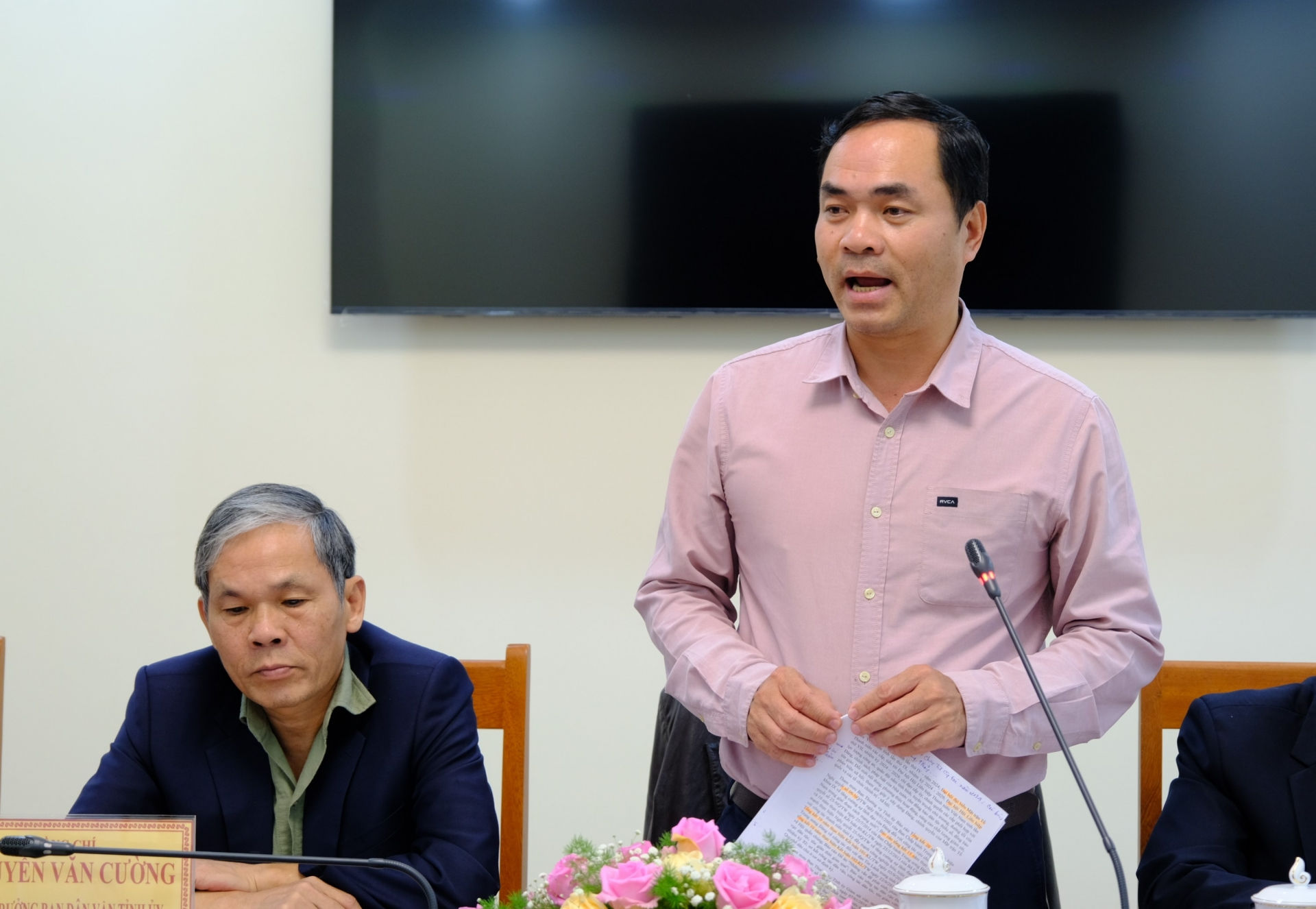 Đại diện các phòng thuộc Ban Dân vận Tỉnh ủy báo cáo tại buổi làm việc