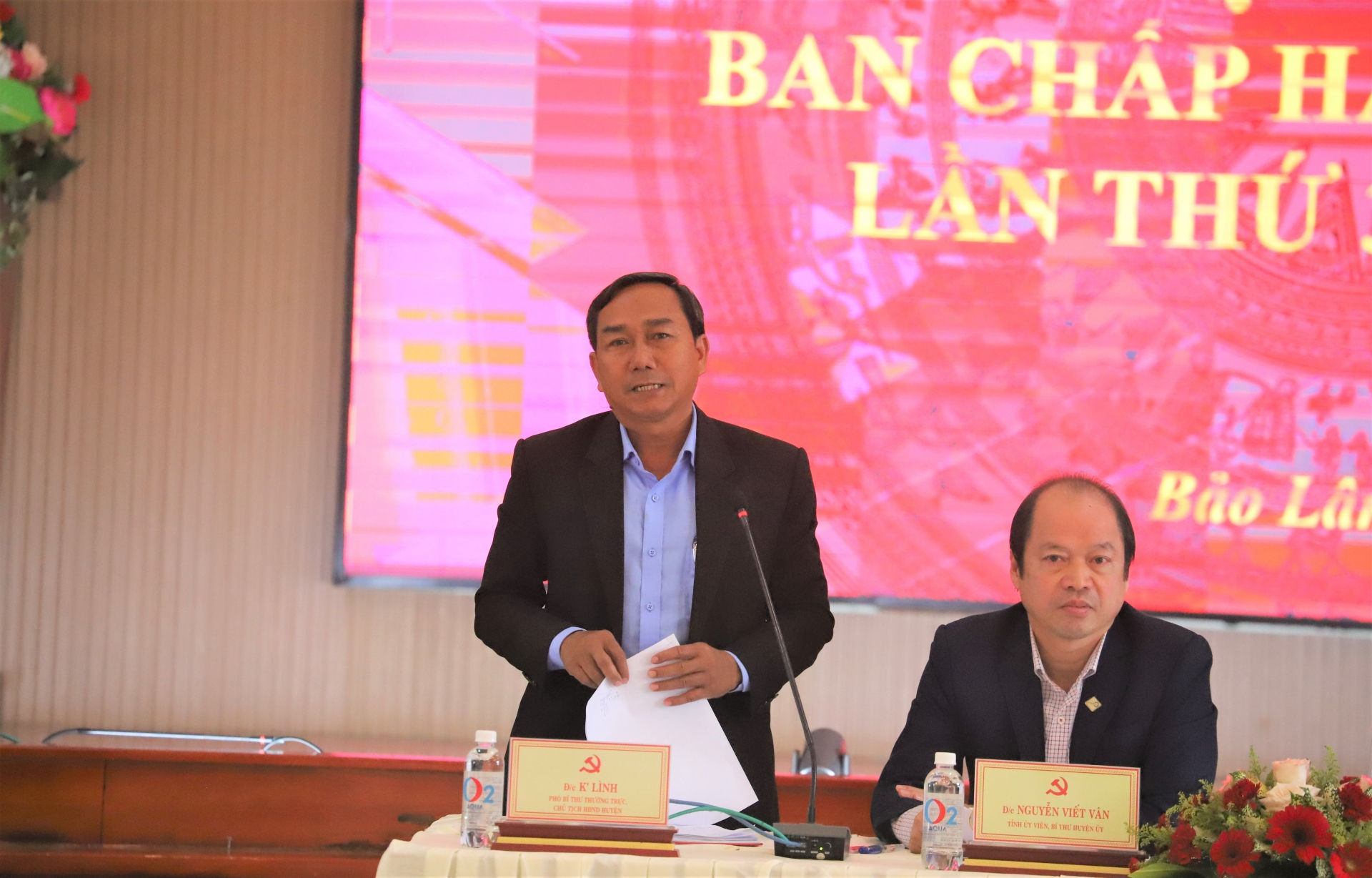 Đồng chí KLình - Phó Bí thư Thường trực Huyện ủy, Chủ tịch HĐND huyện phát biểu tại Hội nghị