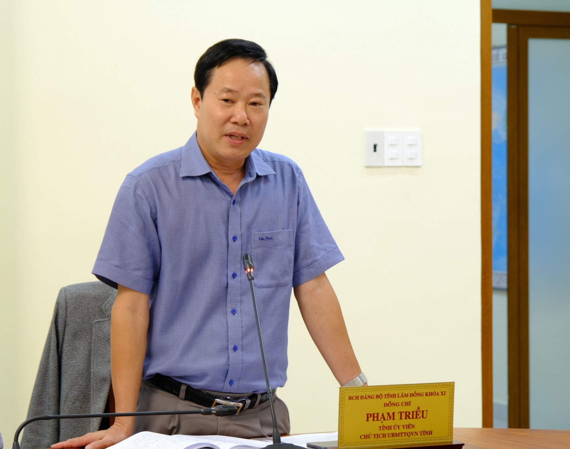 Đồng chí Phạm Triều - Chủ tịch Ủy ban MTTQ tỉnh nêu ý kiến về việc phối hợp với Ban Dân vận Tỉnh ủy trong việc nắm bắt thông tin, tình hình trong Nhân dân