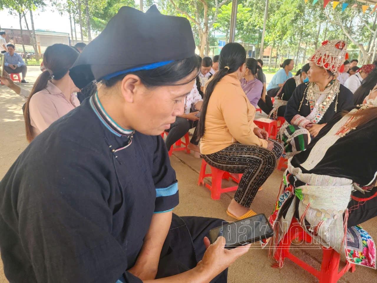 Trước đây, học viên Lục Thị Tà chỉ dùng điện thoại để xem phim, hình ảnh thì sau khi học xong lớp xóa mù chữ giai đoạn 2, bà đã đọc được báo trên điện thoại, lưu danh bạ bạn bè bằng tên người chứ không dùng ký hiệu ghi nhớ như trước 