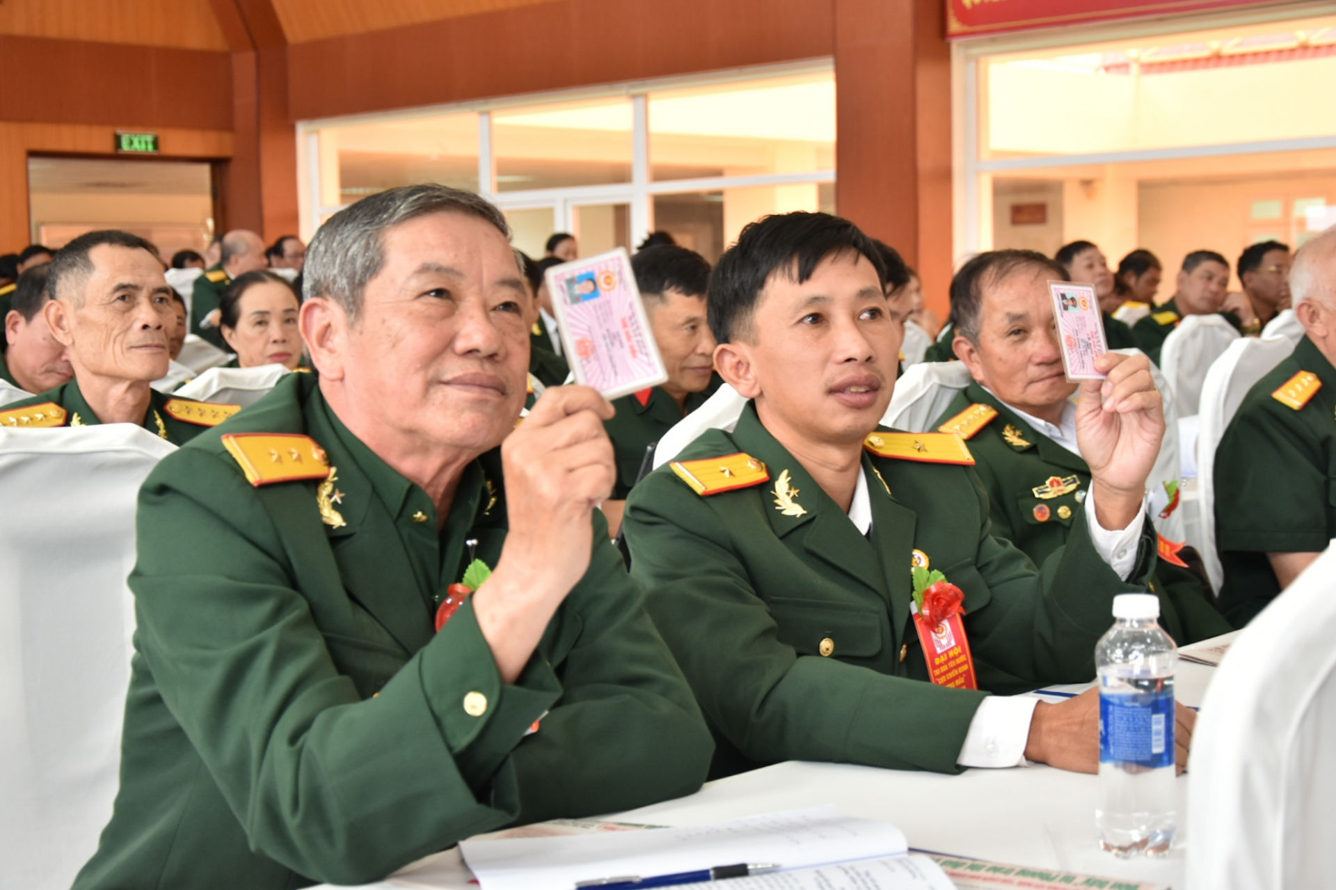 Đại biểu biểu quyết bầu đoàn đại biểu tham dự Đại hội thi đua yêu nước “CCB gương mẫu” lần thứ VII, Hội CCB Việt Nam