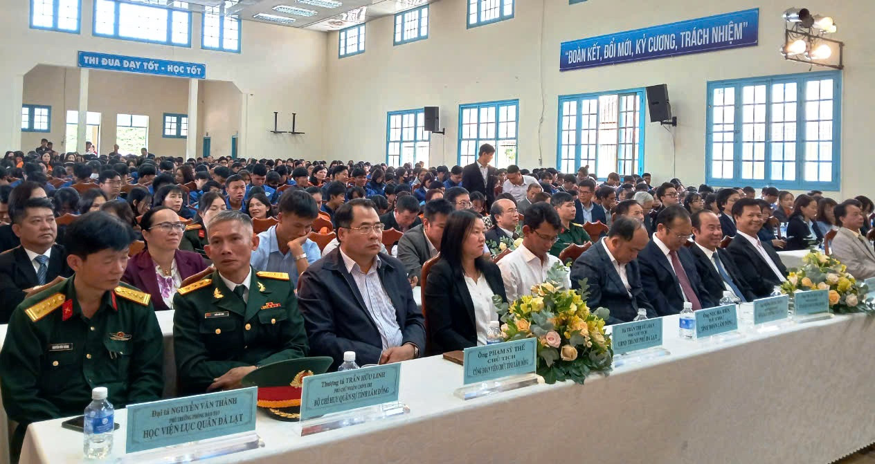 Đông đảo lãnh đạo đại diện cho các sở, ban ngành tham dự lễ khai giảng năm học mới 2024 - 2025 của Trường Cao đẳng Đà Lạt.