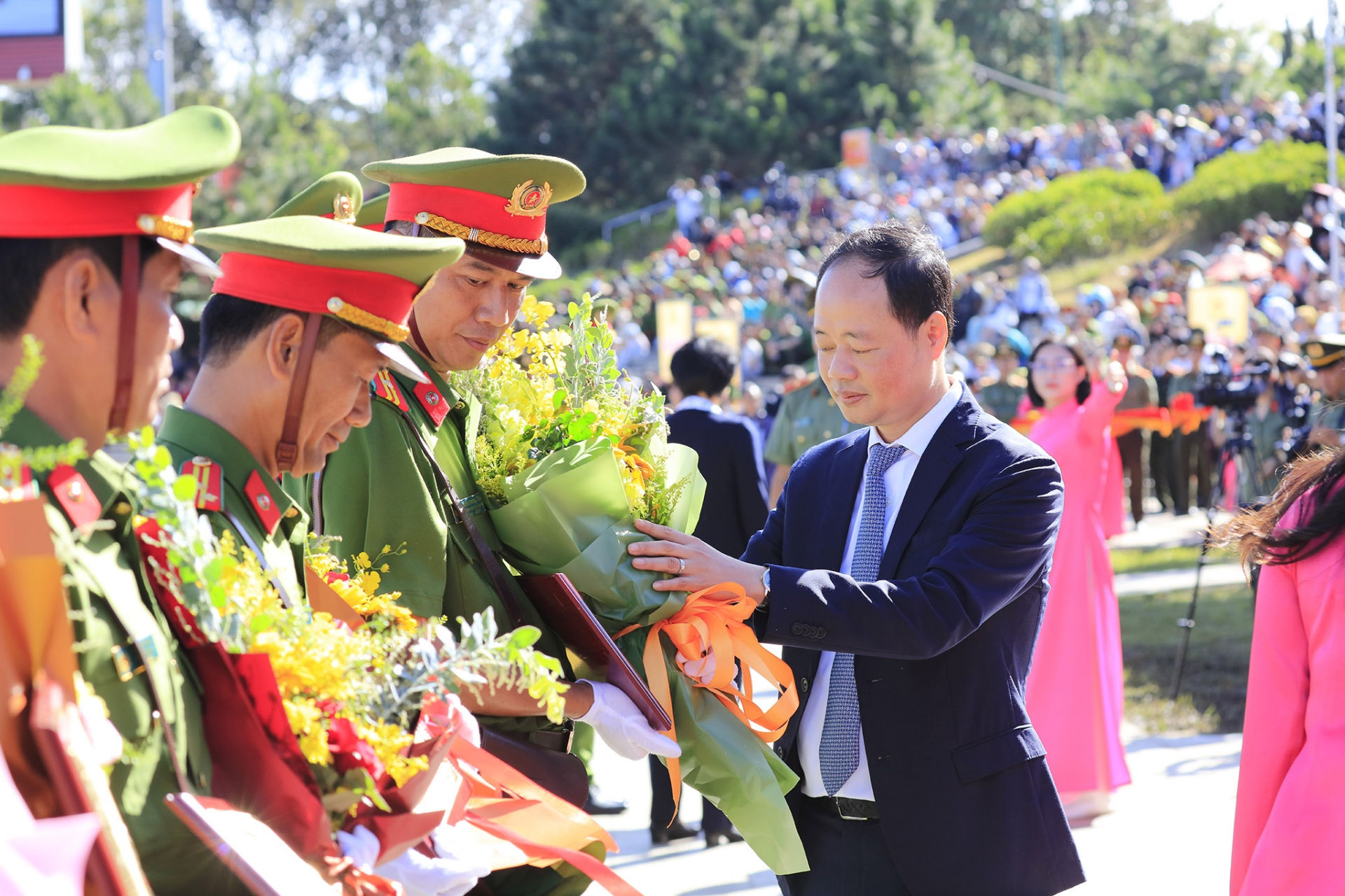Lãnh đạo tỉnh tặng hoa chúc mừng