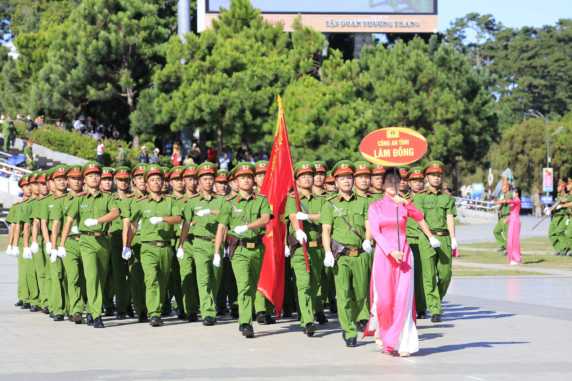 Công an Lâm Đồng duyệt đội hình qua lễ đài