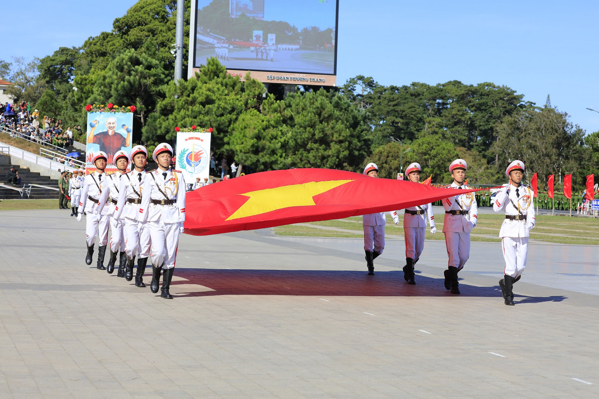 Rước cờ và ảnh Bác Hồ qua lễ đài
