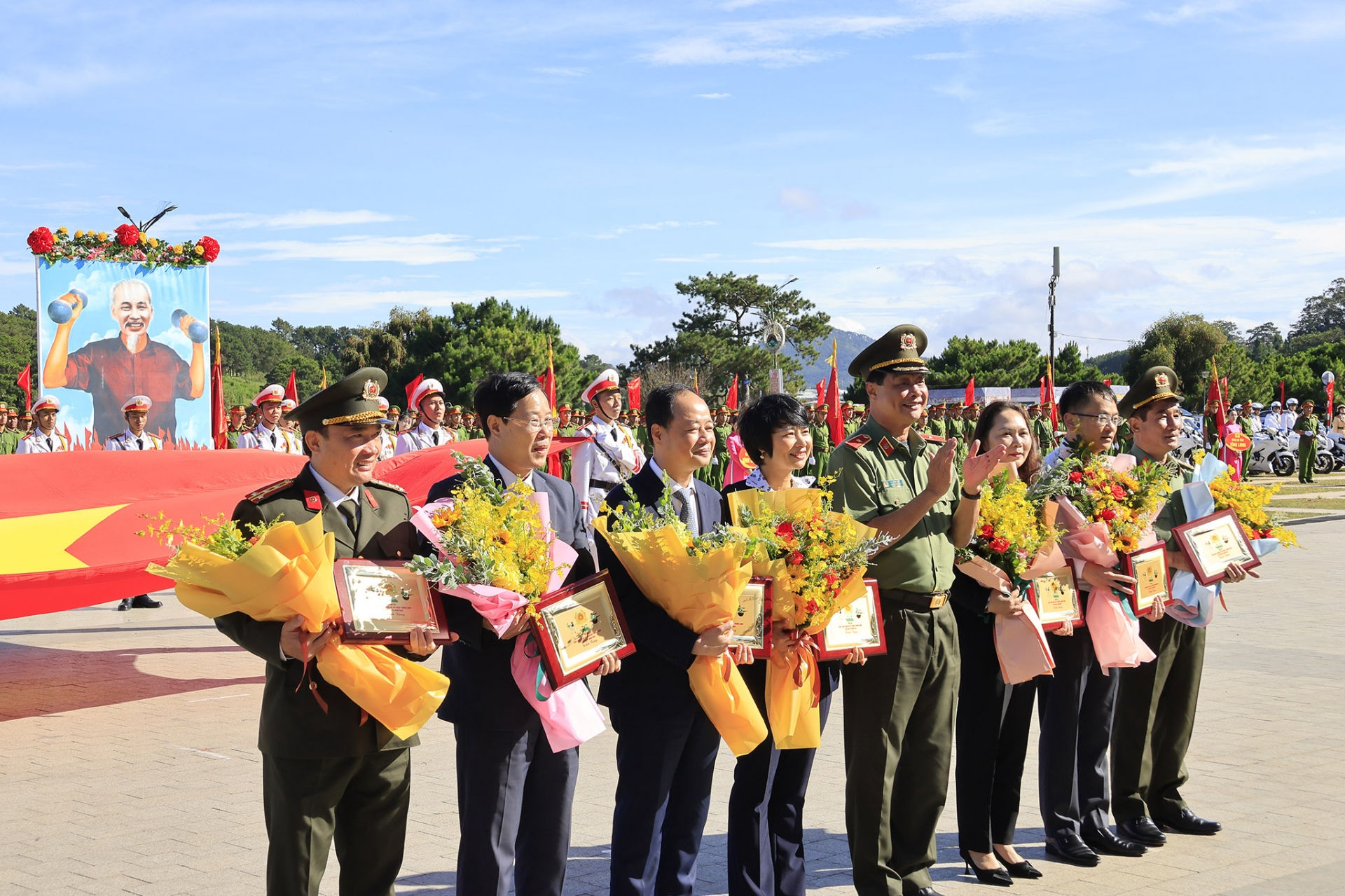 Lãnh đạo bộ Công an tặng hoa và biểu trưng cho lãnh đạo tỉnh, Công an tỉnh Lâm Đồng