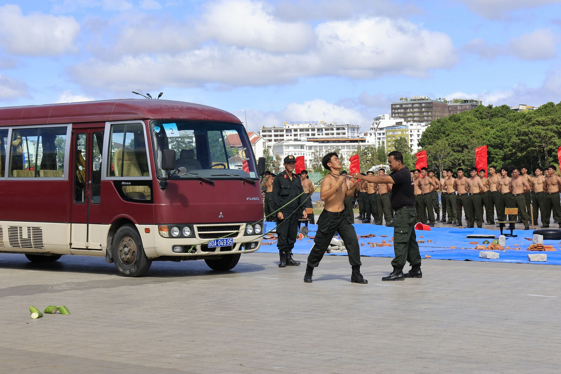 Tay không kéo ô tô