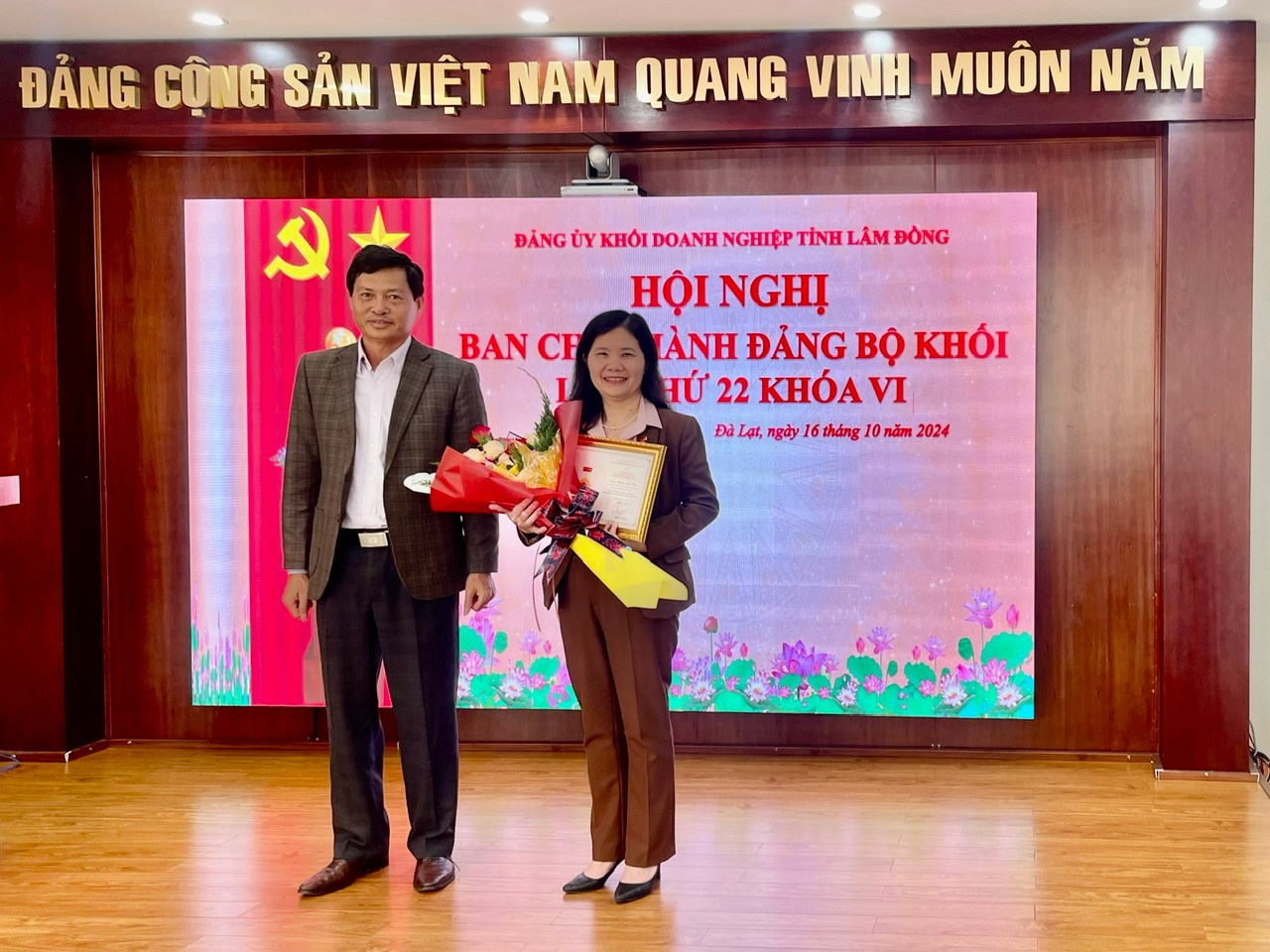 Trao kỷ niệm chương