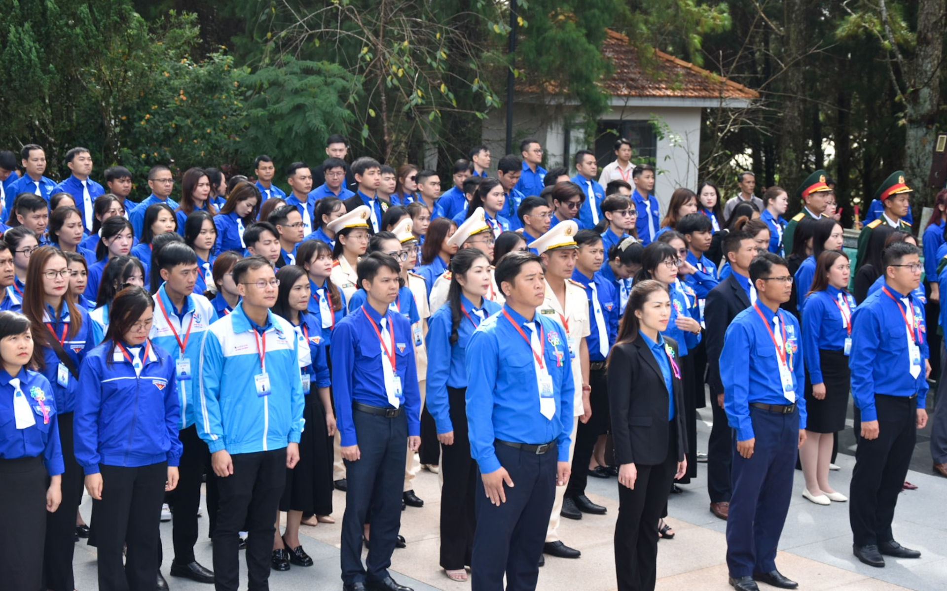 Đoàn đại biểu dự Lễ viếng tại Nghĩa trang liệt sĩ Đà Lạt 