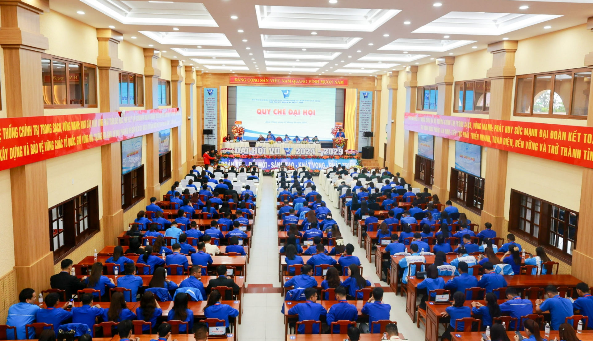 Quang cảnh phiên làm việc thứ nhất
