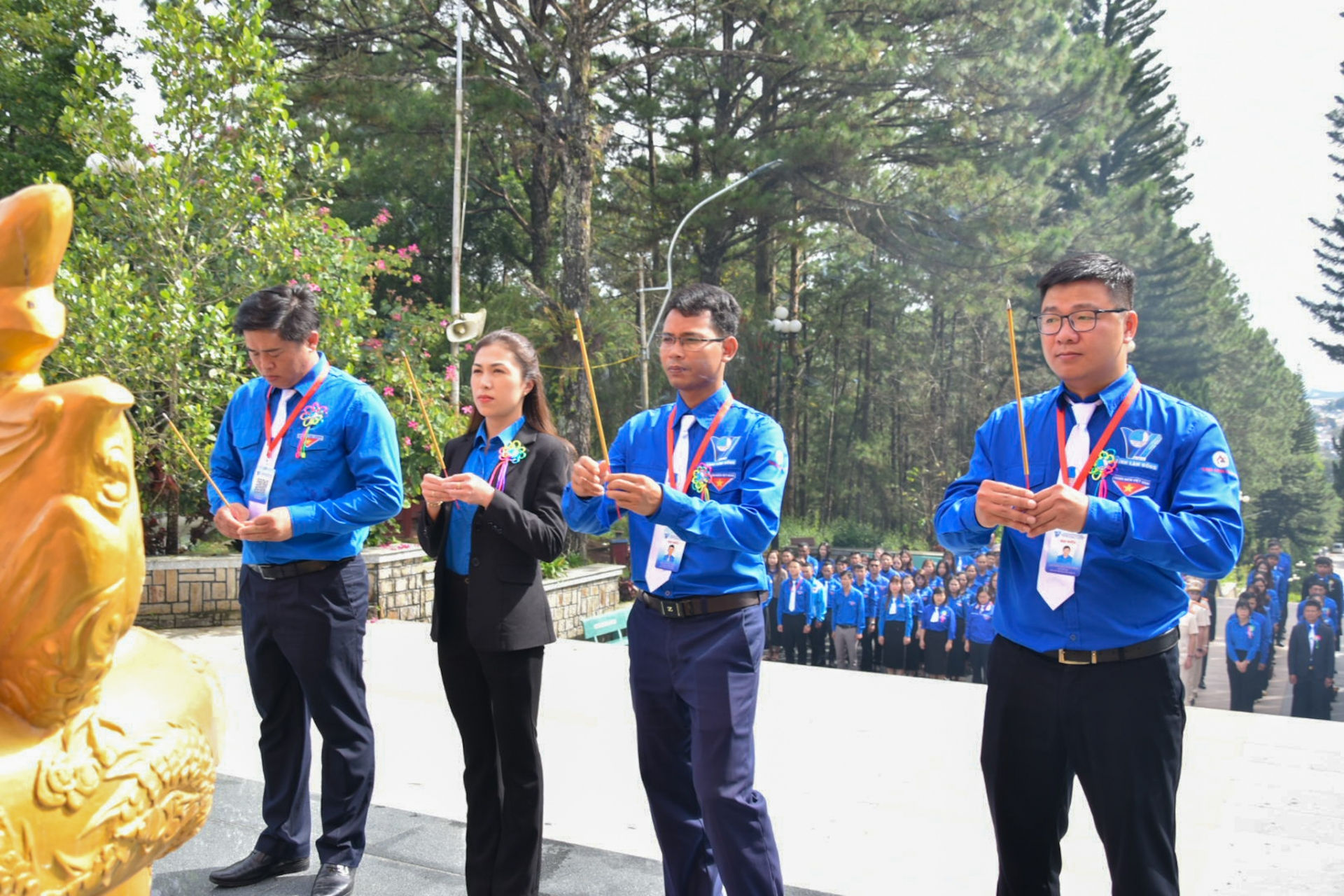 Lãnh đạo Hội LHTN Việt Nam tỉnh thắp hương trước tượng đài Tổ quốc ghi công 