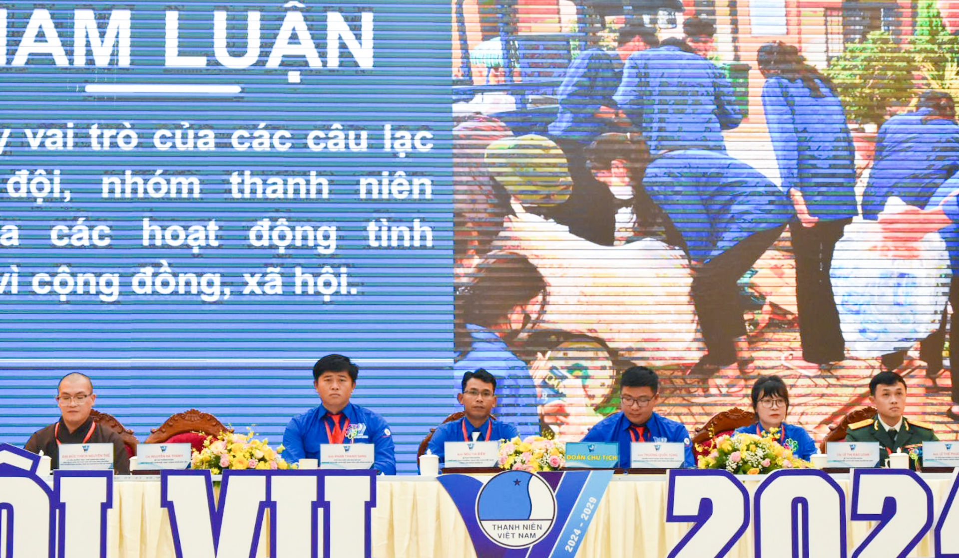 Đoàn chủ tịch điều hành phiên làm việc thứ nhất 