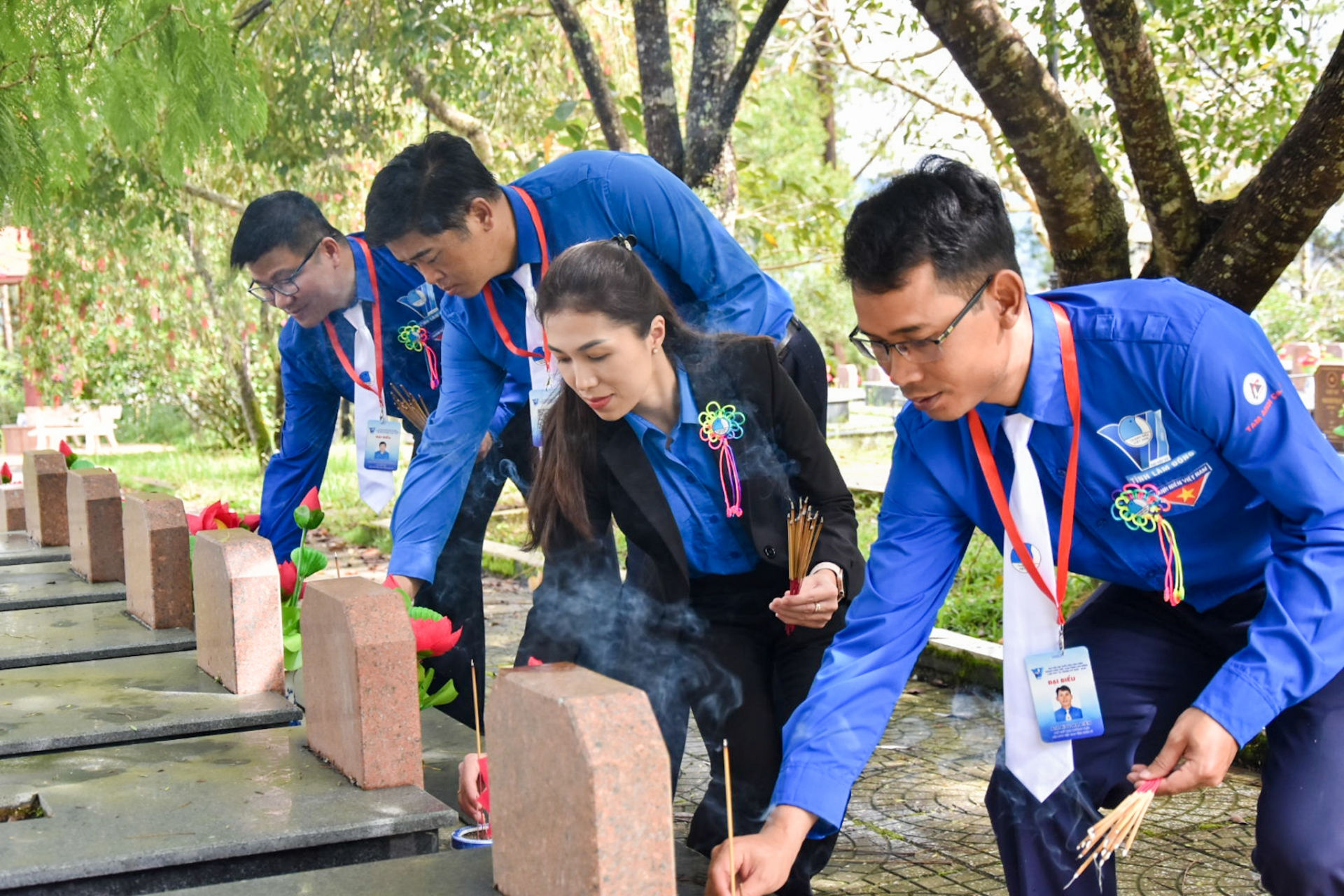 Các đại biểu thành kính thắp hương tại từng phần mộ nghĩa liệt sĩ 