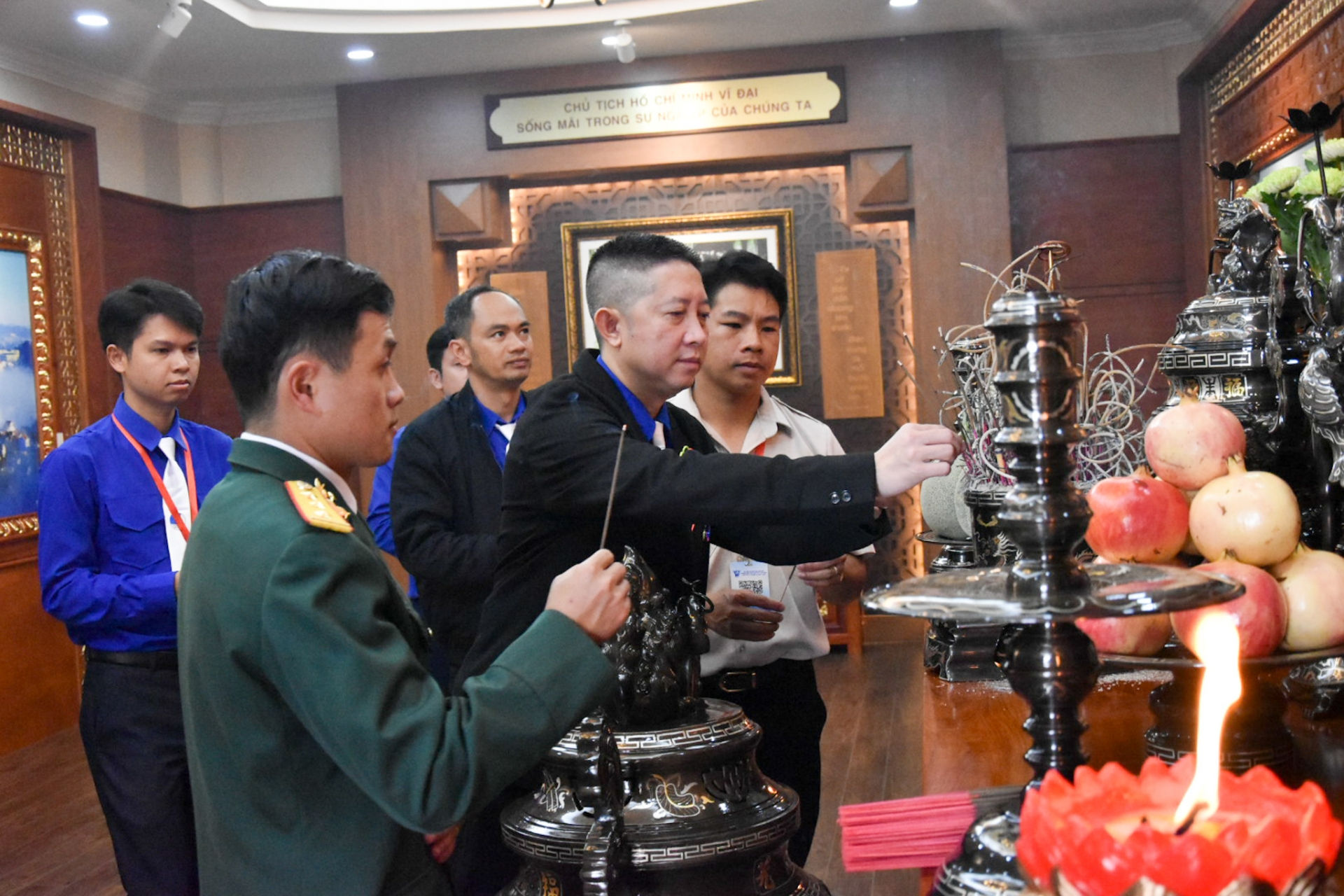 Đoàn đại biểu thắp hương tưởng niệm Chủ tịch Hồ Chí Minh