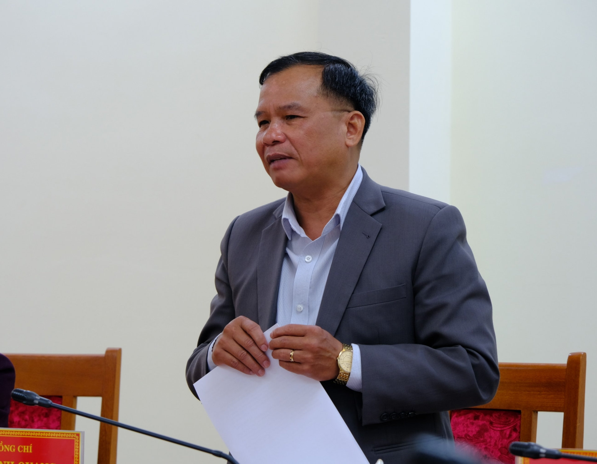 Đồng chí Lê Minh Quang - Phó trưởng ban Thường trực Ban Dân vận Tỉnh ủy trình bày báo cáo tình hình, kết quả thực hiện nhiệm vụ công tác dân vận 9 tháng đầu năm và phương hướng, nhiệm vụ thời gian tới.