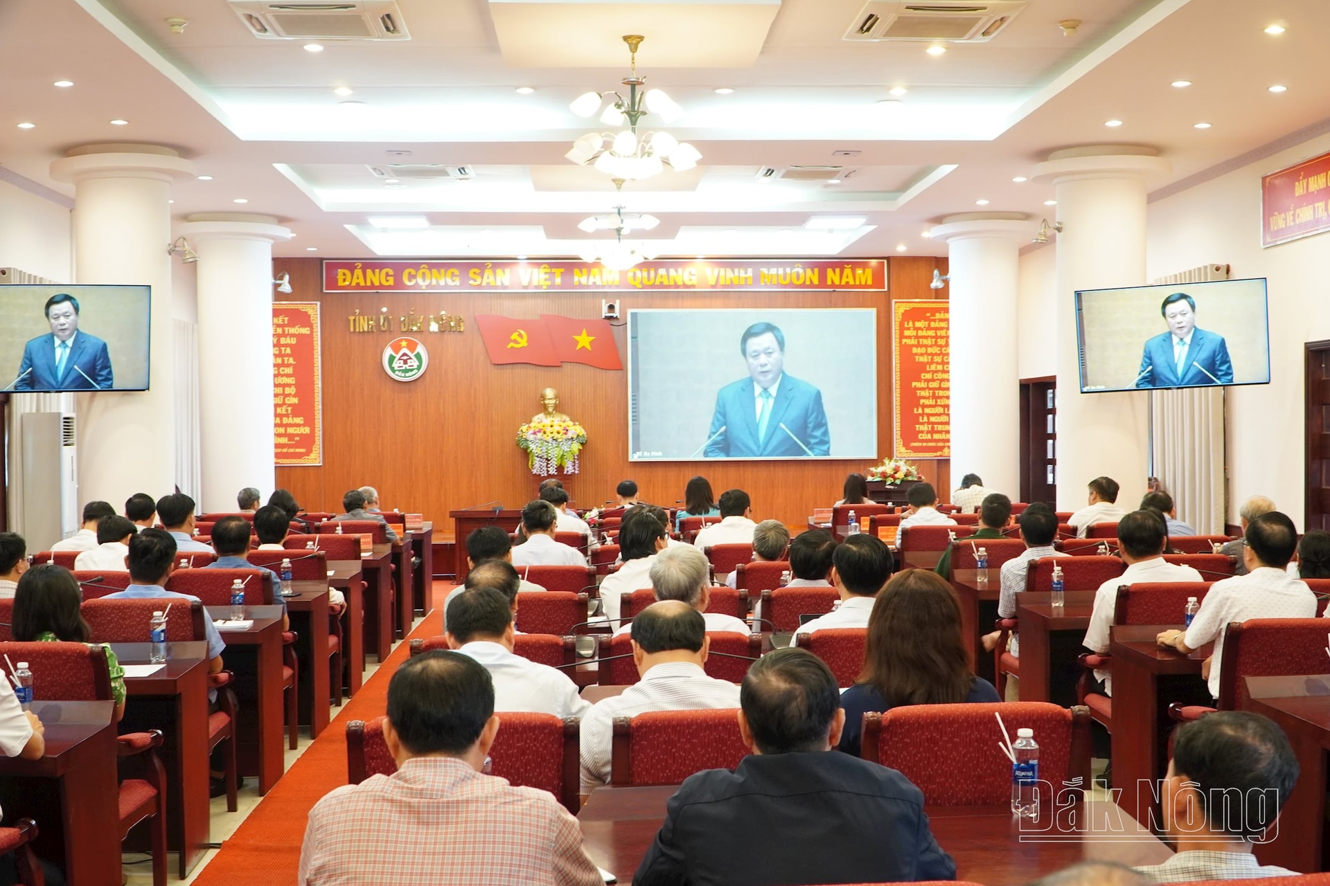 Hội nghị trực tuyến toàn quốc quán triệt, triển khai thực hiện Nghị quyết Hội nghị lần thứ 10, Ban chấp hành Trung ương Đảng khóa XIII được tỉnh Đắk Nông kết nối chuyển tiếp tới 100 điểm cầu, với 5.510 đại biểu tham dự