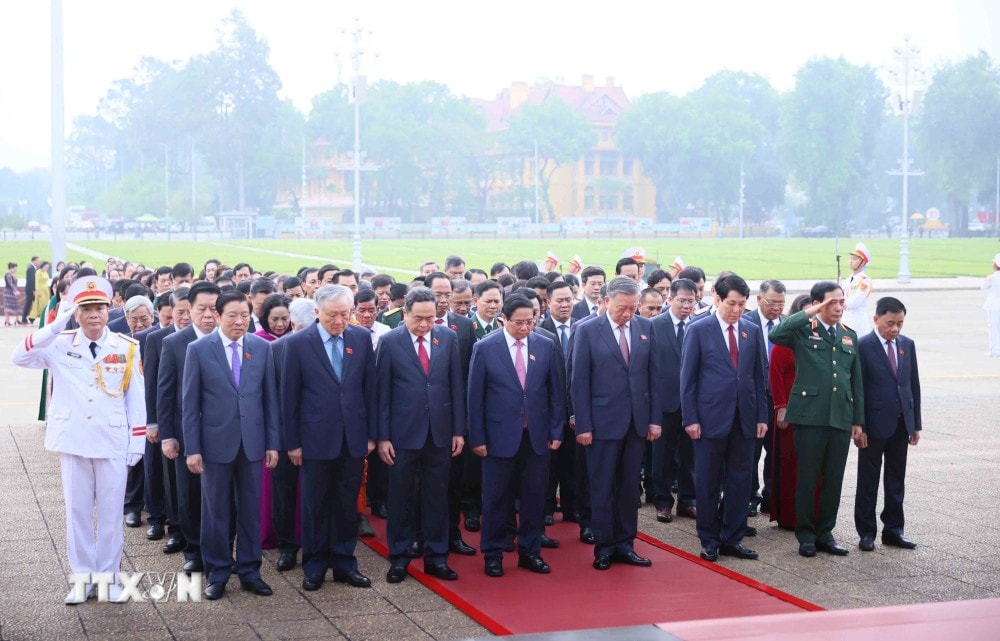 ttxvn_dai_bieu_quoc_hoi_du_ky_hop_thu_8_vao_lang_vieng_chu_tich_ho_chi_minh_2110-2.jpg