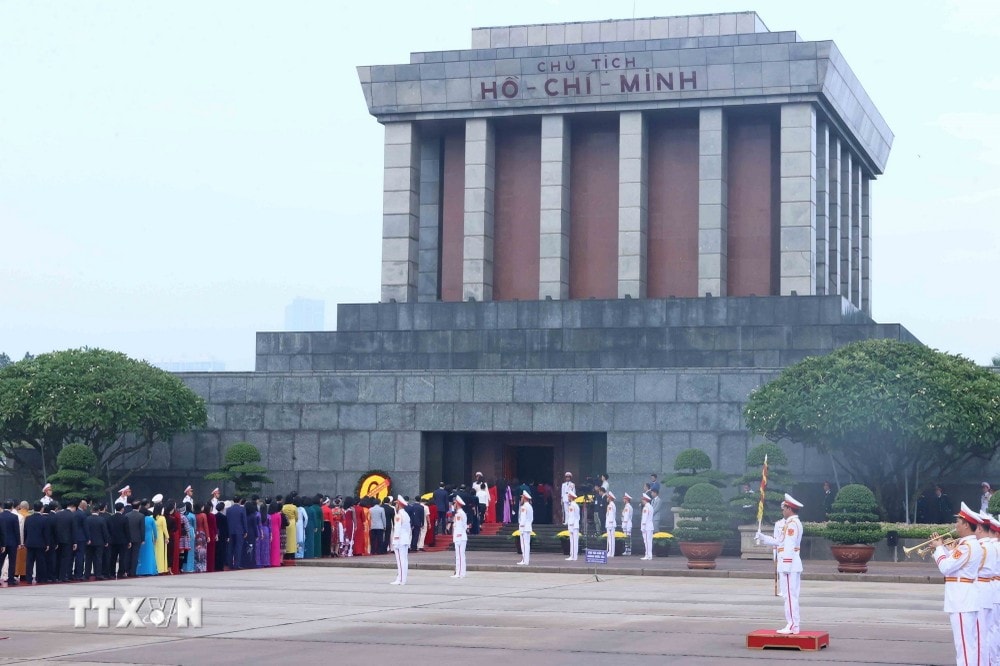 ttxvn_dai_bieu_quoc_hoi_du_ky_hop_thu_8_vao_lang_vieng_chu_tich_ho_chi_minh_2110-4.jpg