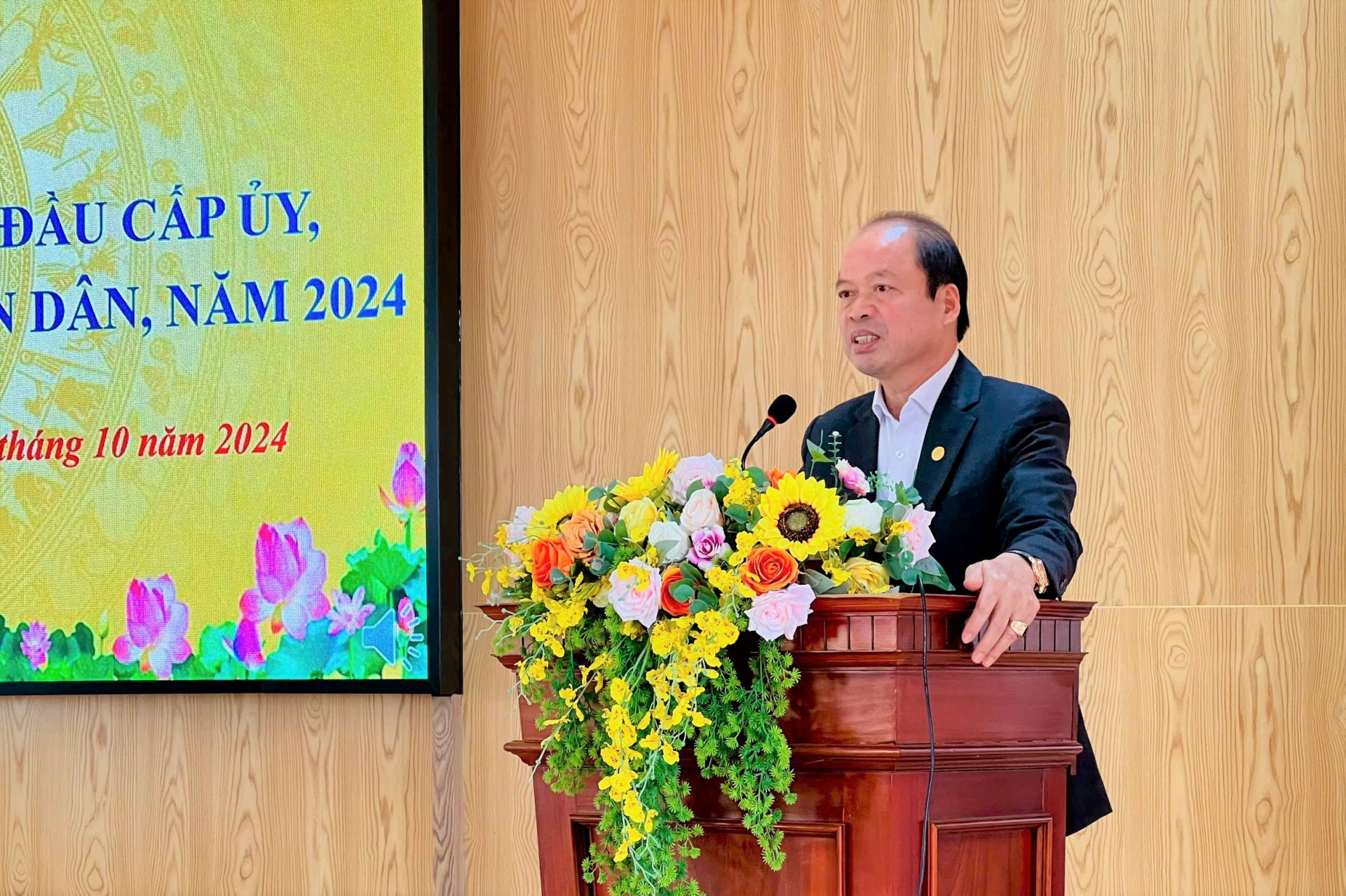Đồng chí Nguyễn Viết Vân - Bí thư Huyện ủy Bảo Lâm phát biểu tại Hội nghị đối thoại