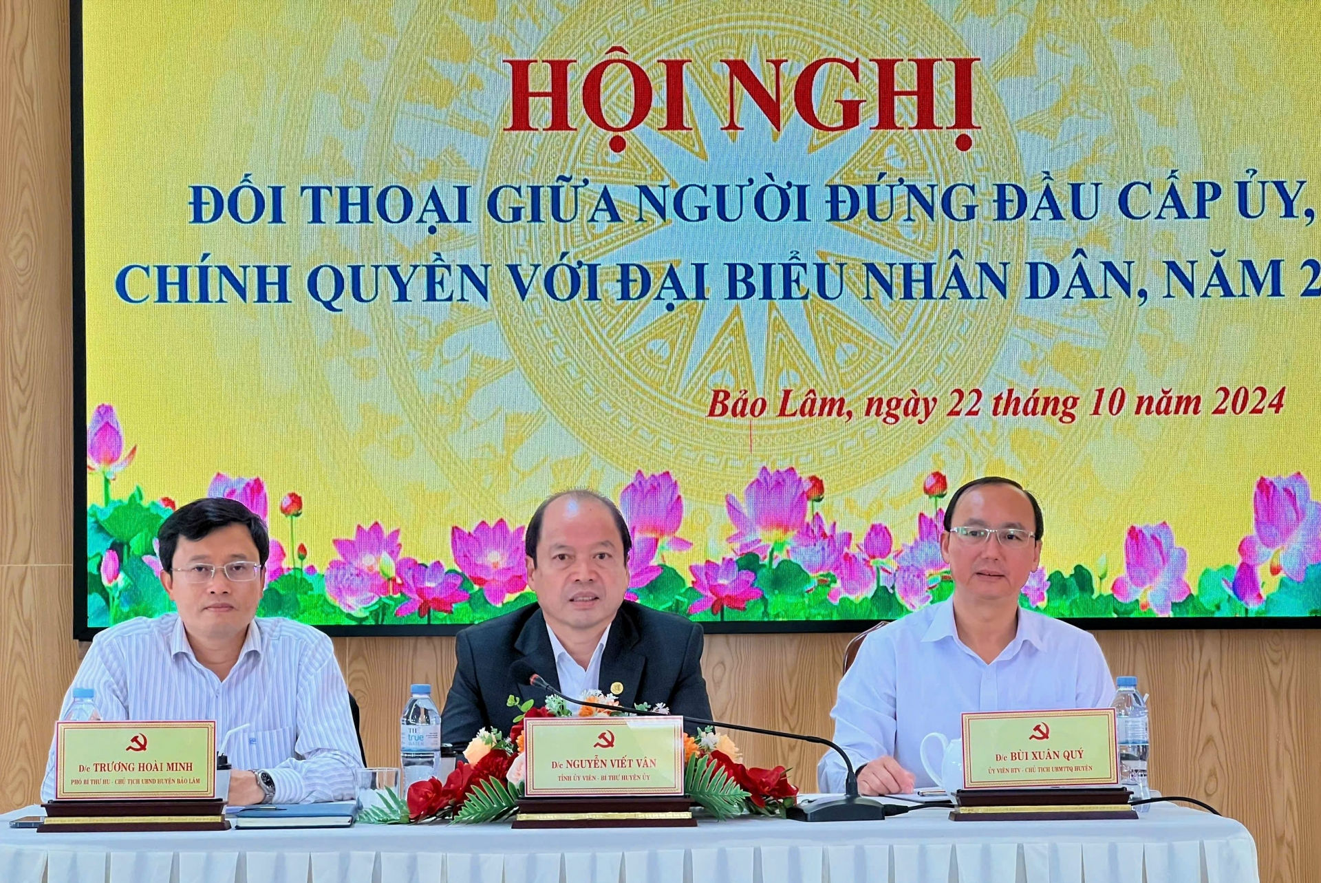 Các đồng chí lãnh đạo huyện Bảo Lâm chủ trì buổi đối thoại