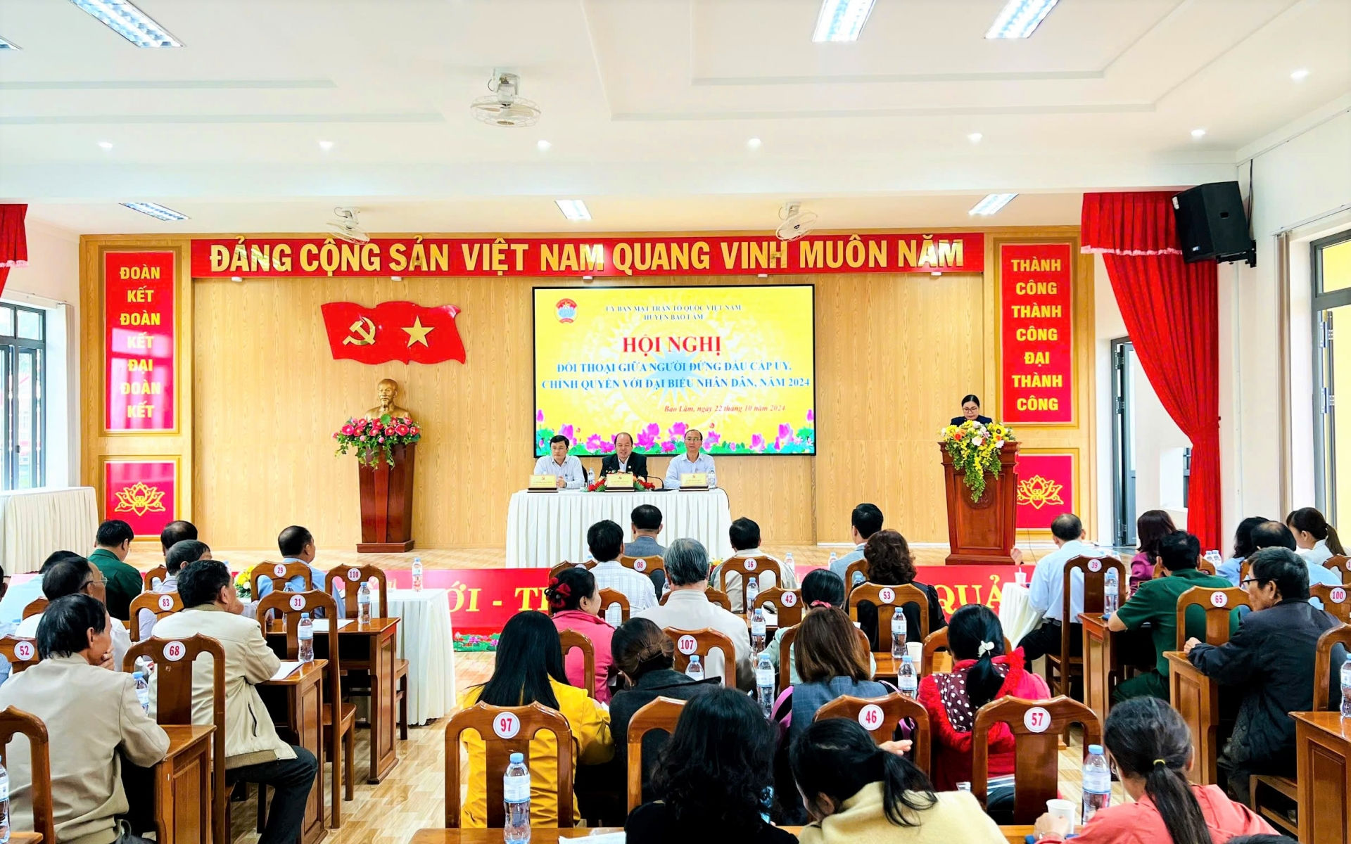Quang cảnh Hội nghị đối thoại giữa đại biểu nhân dân với lãnh đạo cấp ủy, chính quyền huyện Bảo Lâm