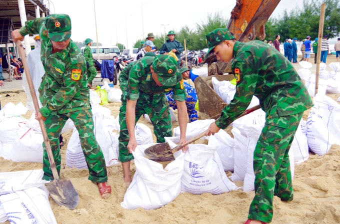 chiến sĩ Đồn Biên phòng Cửa khẩu Thuận An gia cố khu vực sạt lở TP Huế. Ảnh: Võ Thạnh