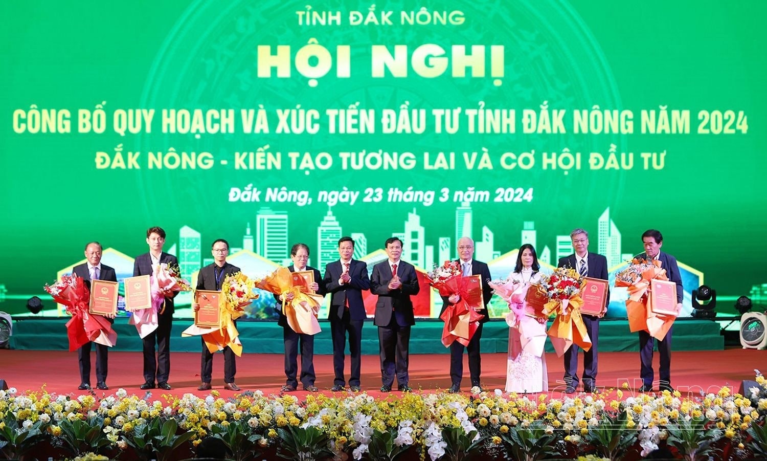 Lãnh đạo tỉnh Đắk Nông trao 4 bản chứng nhận đăng ký đầu tư và 4 bản ghi nhớ hợp tác đầu tư