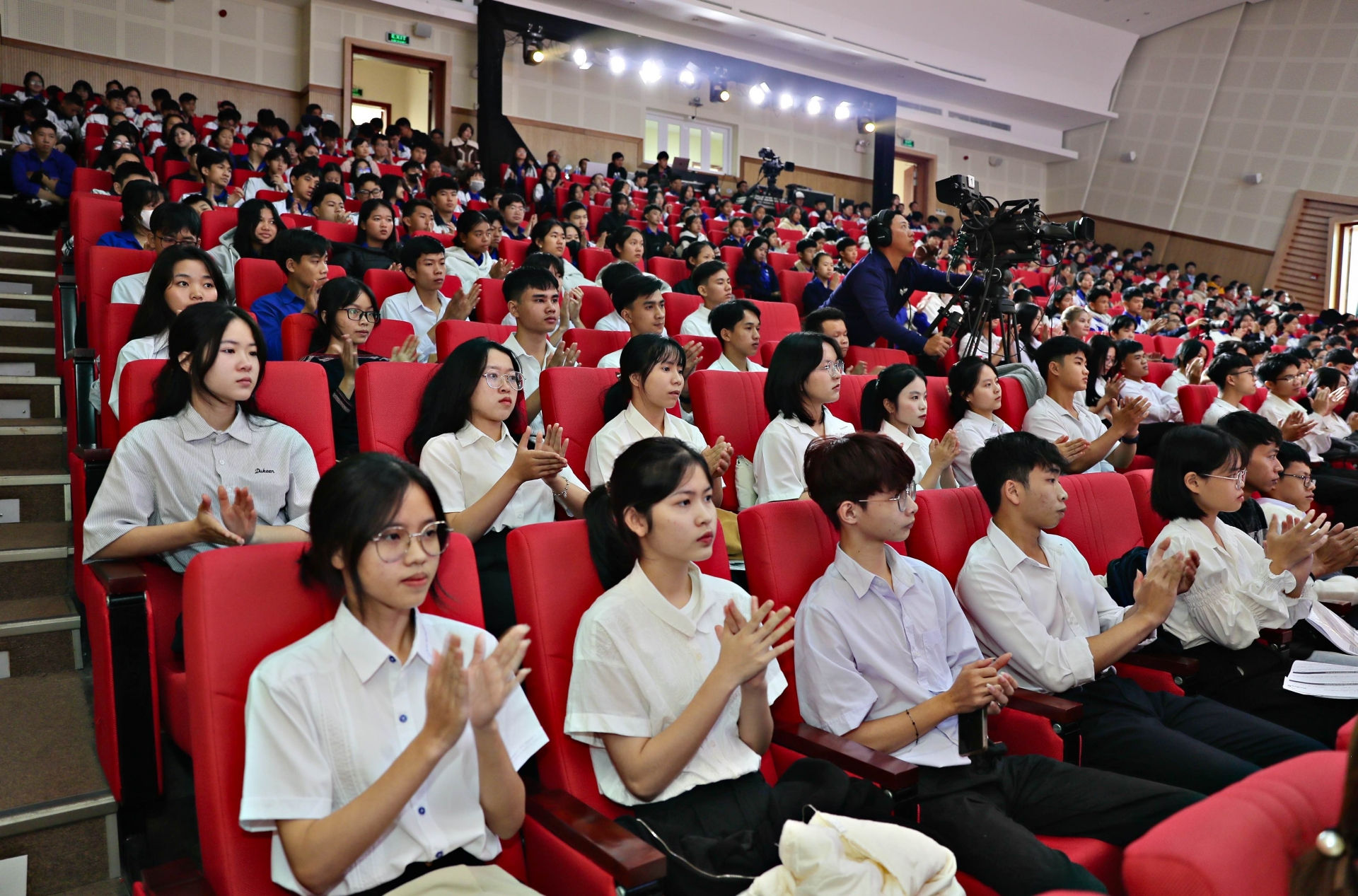 90 tân sinh viên nhận học bổng trong buổi lễ