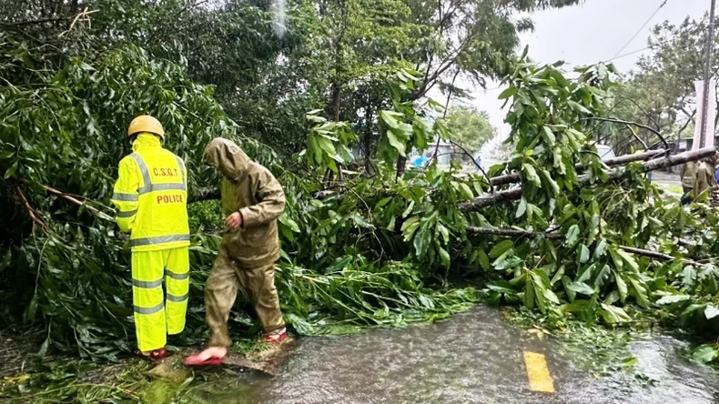 Thừa Thiên Huế: Bão số 6 gây mưa to, nhiều tuyến đường ngập, nước biển dâng cao ảnh 11