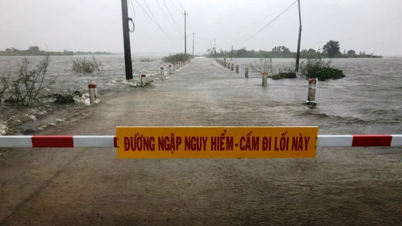 Thừa Thiên Huế: Bão số 6 gây mưa to, nhiều tuyến đường ngập, nước biển dâng cao ảnh 12