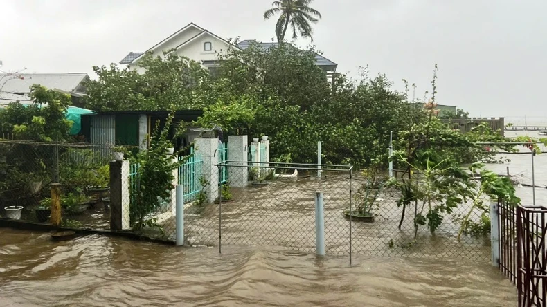 Thừa Thiên Huế: Bão số 6 gây mưa to, nhiều tuyến đường ngập, nước biển dâng cao ảnh 2