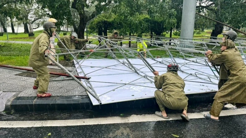 Thừa Thiên Huế: Bão số 6 gây mưa to, nhiều tuyến đường ngập, nước biển dâng cao ảnh 10