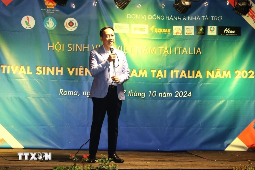 Đại sứ Việt Nam tại Italy Dương Hải Hưng phát biểu tại Festival sinh viên Việt Nam tại Italia 2024. (Ảnh: Thanh Hải/TTXVN)