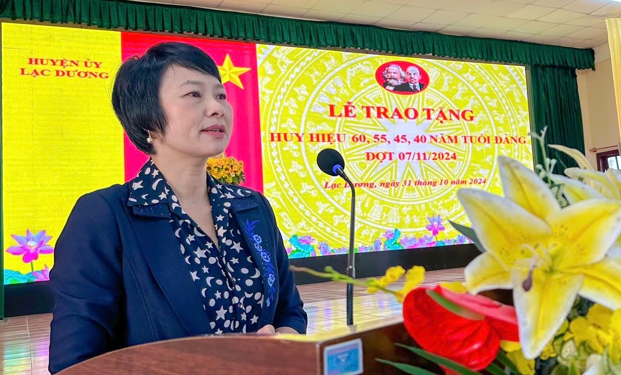 đồng chí Phạm Thị Phúc - Phó Bí thư Tỉnh ủy, Chủ tịch HĐND tỉnh phát biểu chúc mừng các đồng chí đảng viên vừa được trao Huy hiệu Đảng