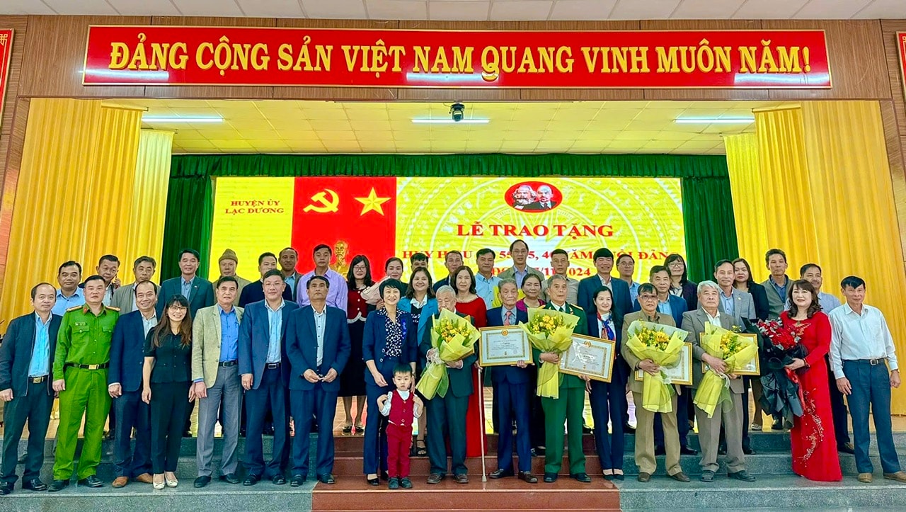đồng chí Phạm Thị Phúc - Phó Bí thư Tỉnh ủy, Chủ tịch HĐND tỉnhThường trực, Ban Thường vụ Huyện ủy, UVBCH Đảng bộ huyện