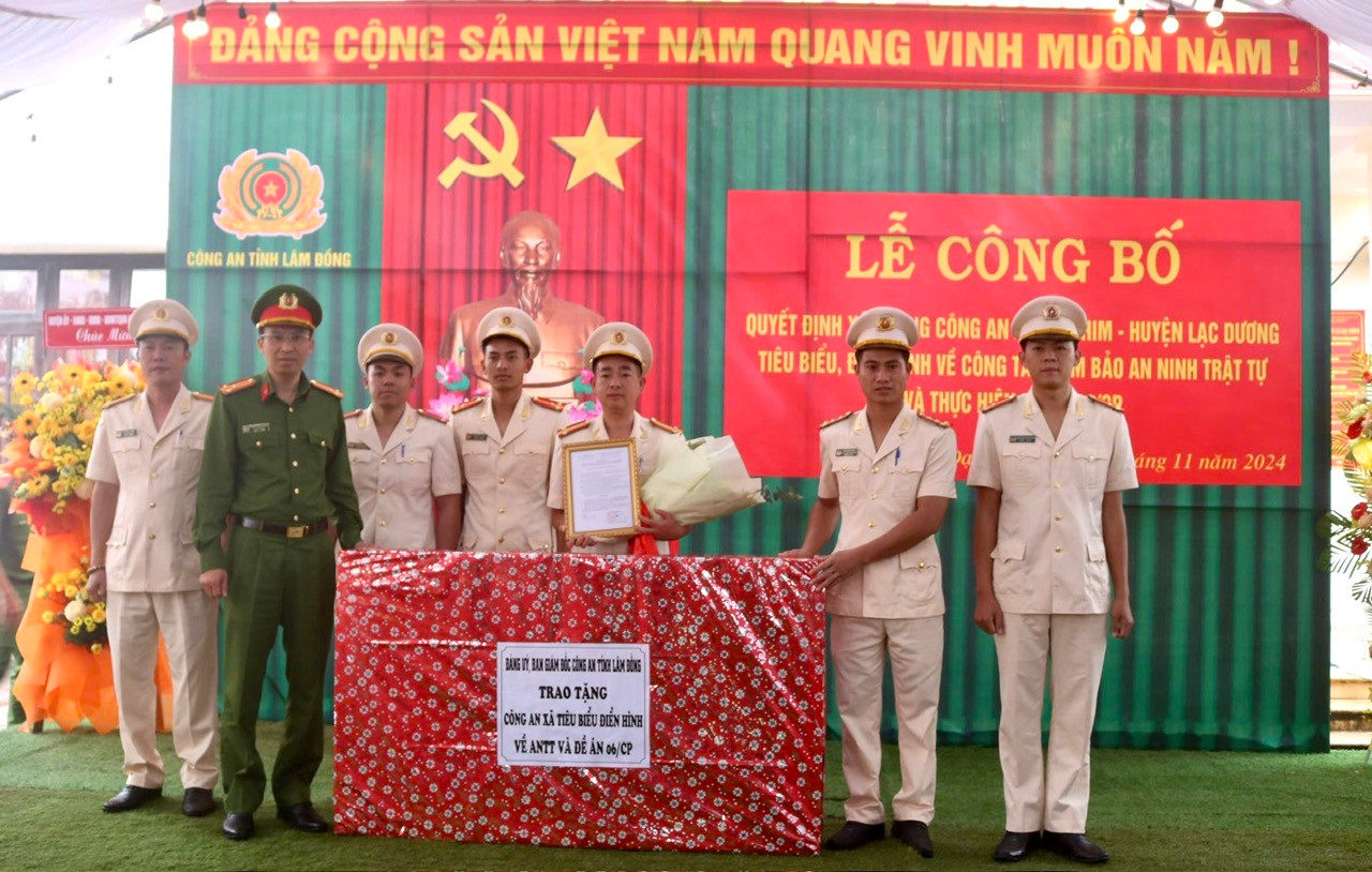 Lãnh đạo Công an tỉnh trao quyết định và tặng quà cho Công an xã Đạ Nhim