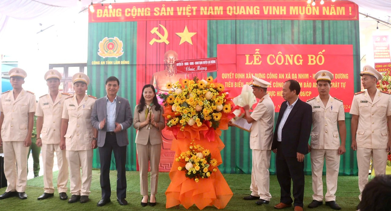 Lãnh đạo huyện Lạc Dương tặng hoa chúc mừng Công an xã Đạ Nhim