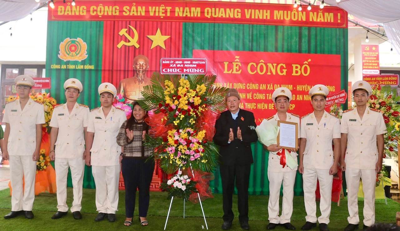 Lãnh đạo xã Đạ Nhim tặng hoa chúc mừng Công an xã Đạ Nhim
