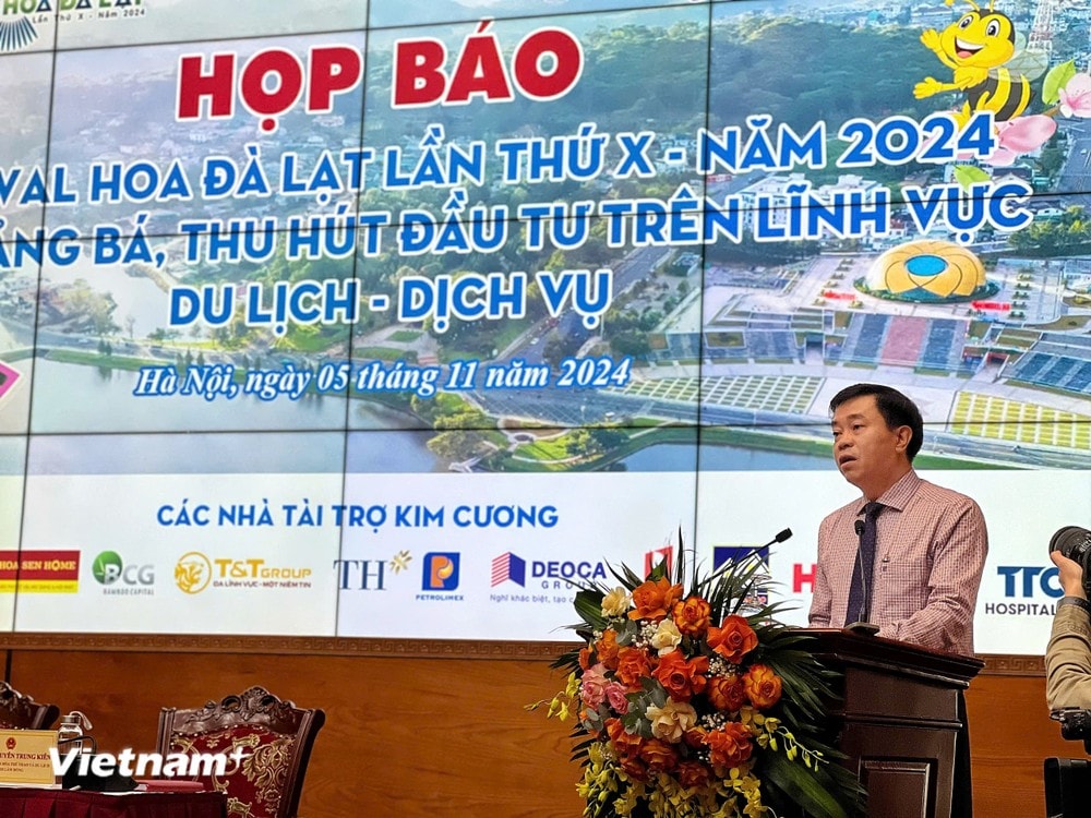 Ban tổ chức giới thiệu về chương trình lễ hội tại họp báo. (Ảnh: Mai Mai/Vietnam+)