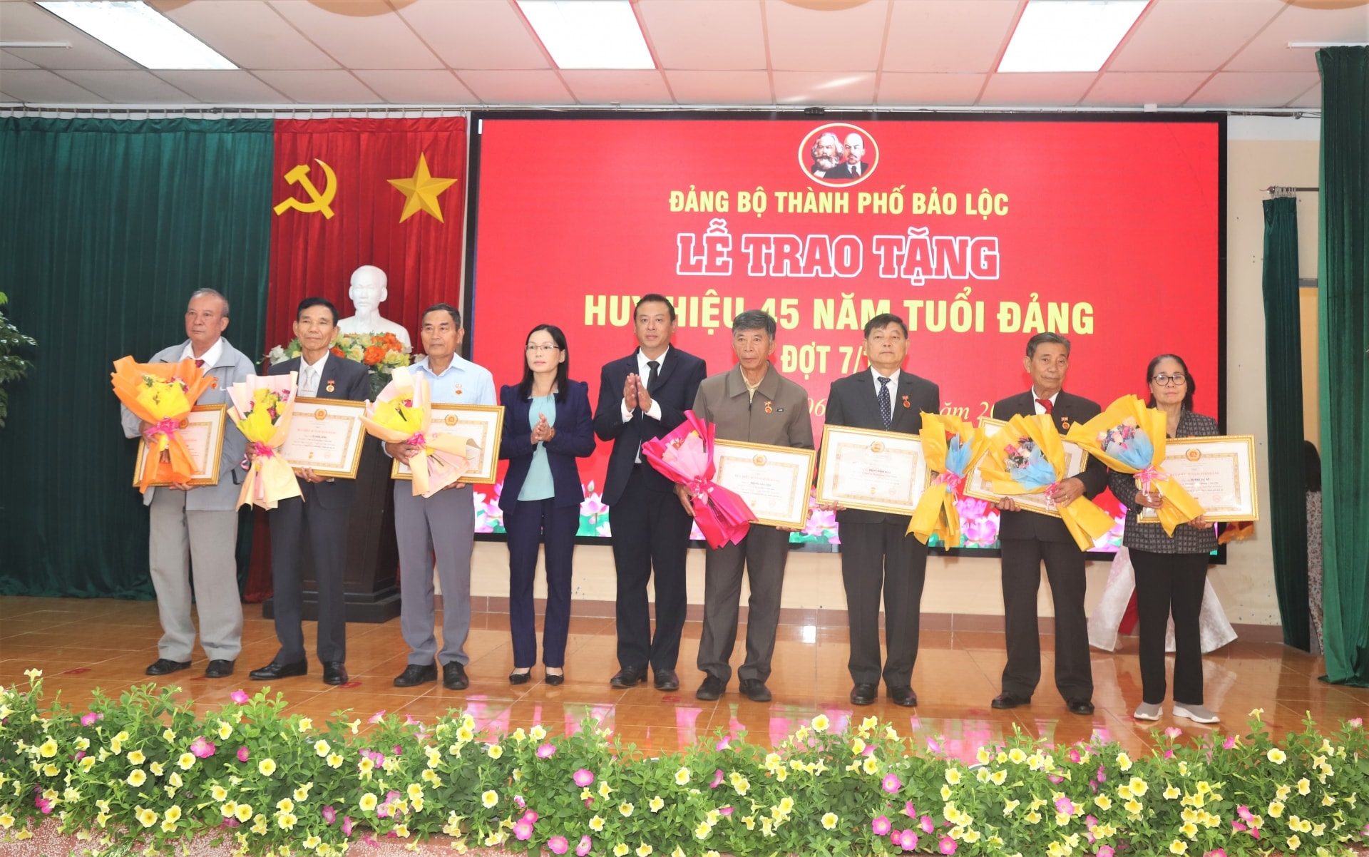Các đảng viên nhận Huy hiệu 45 năm tuổi Đảng
