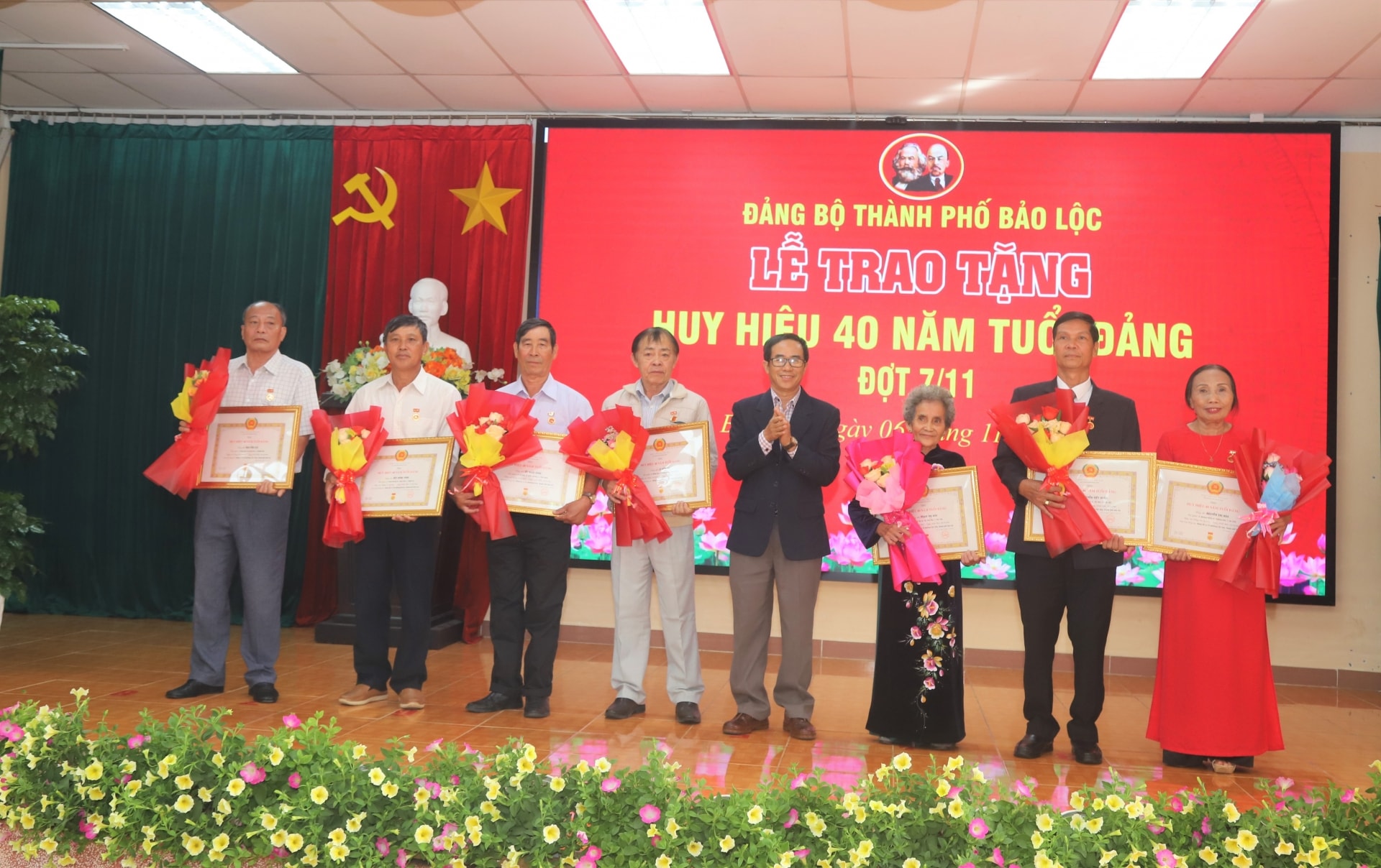 Trao Huy hiệu 40 năm tuổi Đảng cho các đảng viên