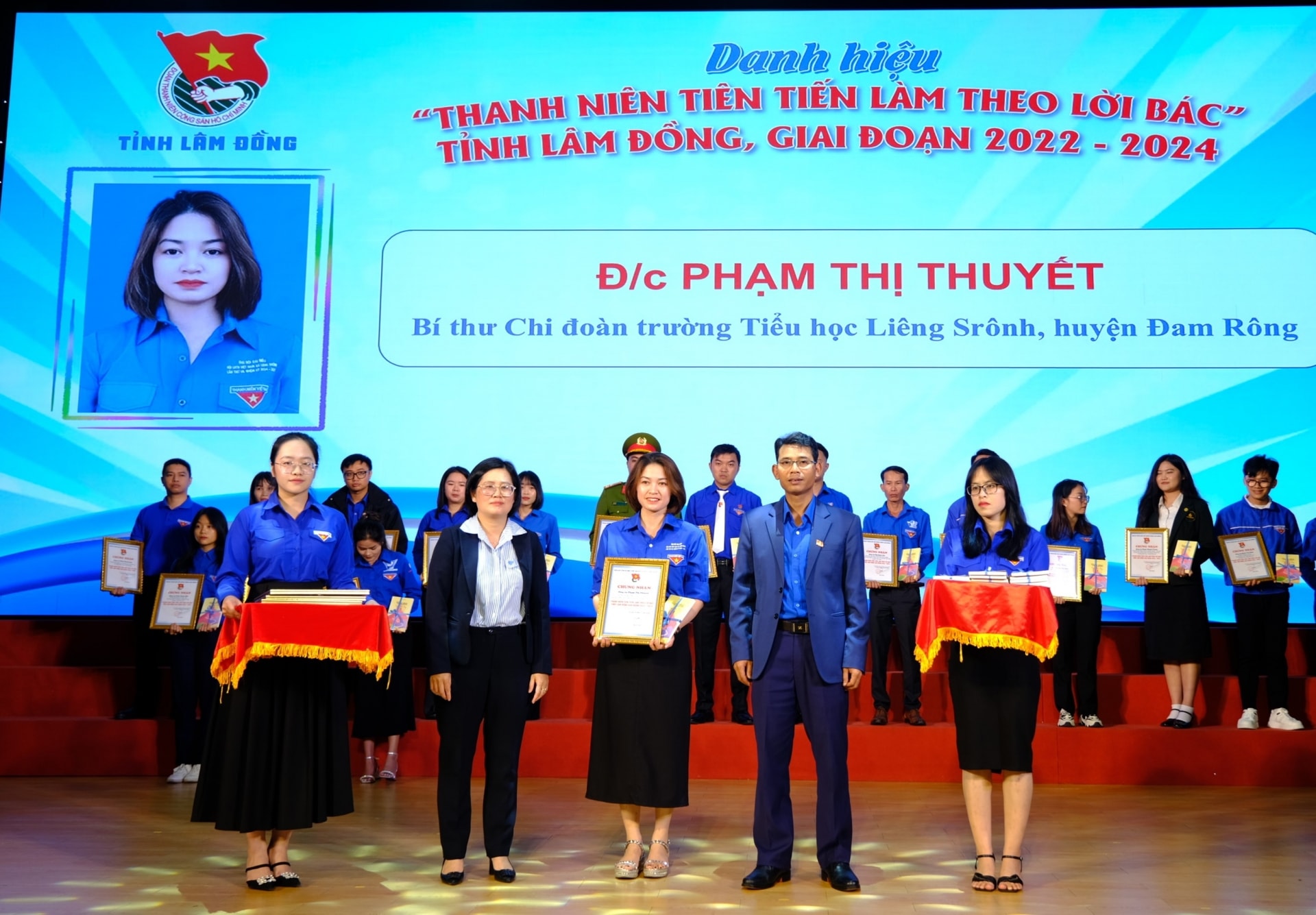 Cô Phạm Thị Thuyết nhận danh hiệu Thanh niên tiên tiến làm theo lời Bác giai đoạn 2022 - 2024 do Tỉnh Đoàn - Hội LHTN Việt Nam tỉnh Lâm Đồng trao tặng