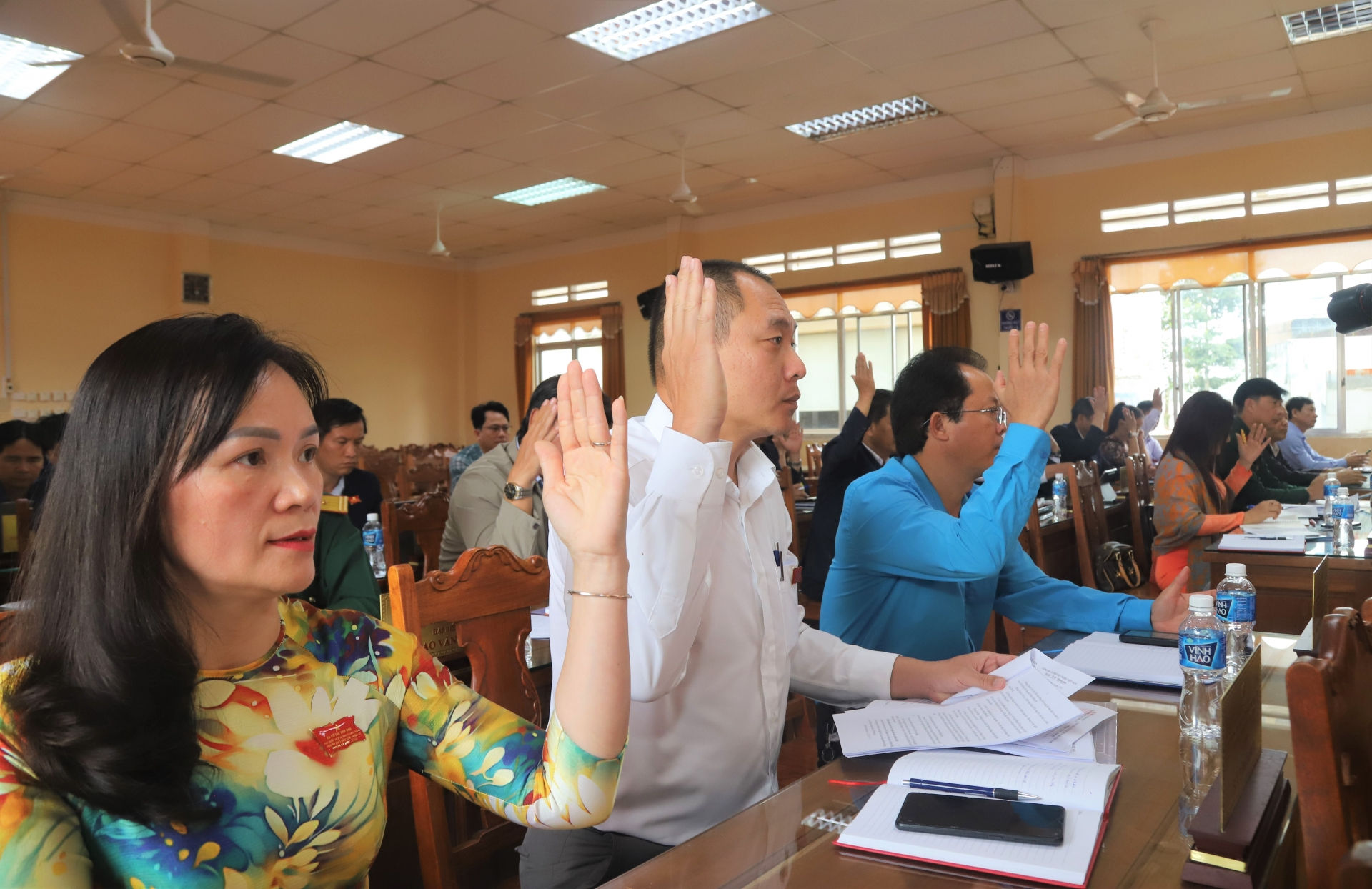 Các đại biểu biểu quyết thông qua 5 nghị quyết quan trọng tại Kỳ họp
