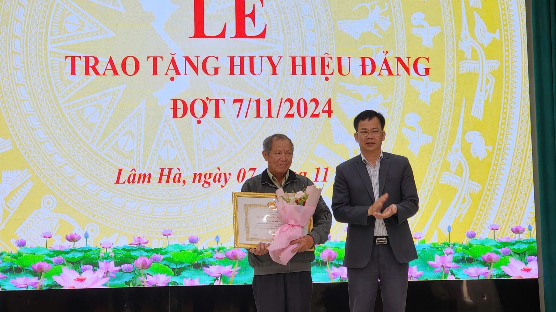 Trao Huy hiệu 50 năm tuổi