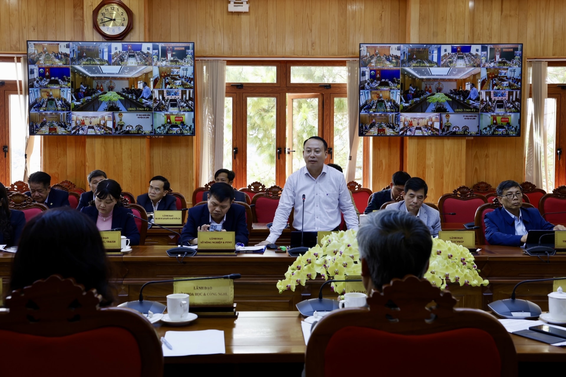 Phó Giám đốc Phụ trách Sở Tài nguyên và Môi trường Nguyễn Văn Trãi, báo cáo những vấn đề liên quan đến Luật Đất đai và công tác đấu giá