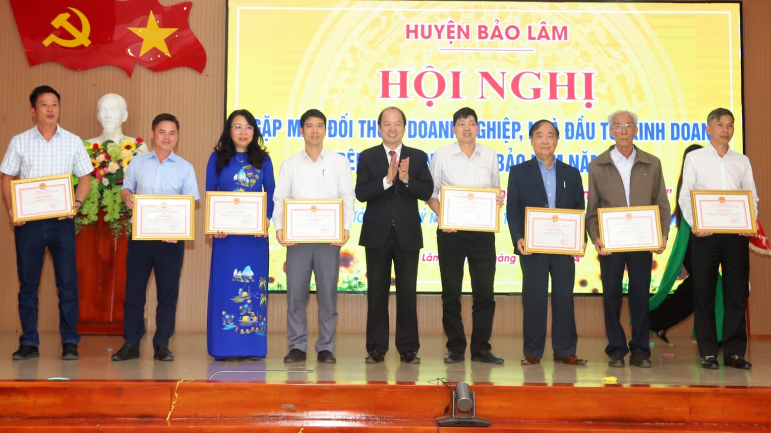 Bí thư Huyện ủy Bảo Lâm Nguyễn Viết Vân trao tặng giấy khen cho các doanh nghiệp tiêu biểu