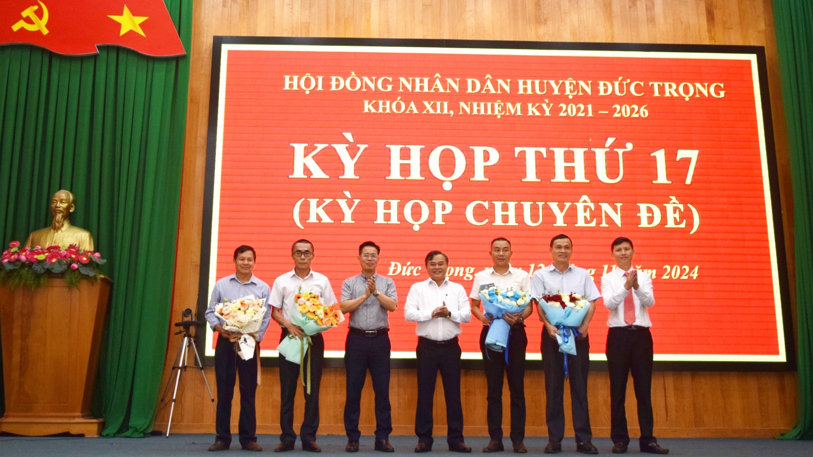 Đồng chí Trần Trung Hiếu - Bí thư Huyện ủy và đồng chí Lê Nguyên Hoàng - Chủ tịch UBND huyện, tặng hoa chúc mừng các đồng chí vừa được bầu vào các chức danh tại Kỳ họp
